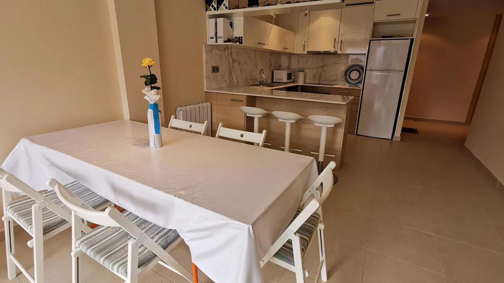 Apartamento Ideal En Llanca: Terraza, Parking Y Cerca De La Playa - Es-89-87